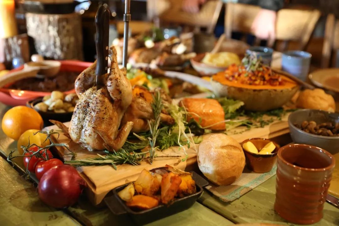 我带女朋友去新西兰，看几百万串会发光的“鼻涕”，她昏了过去