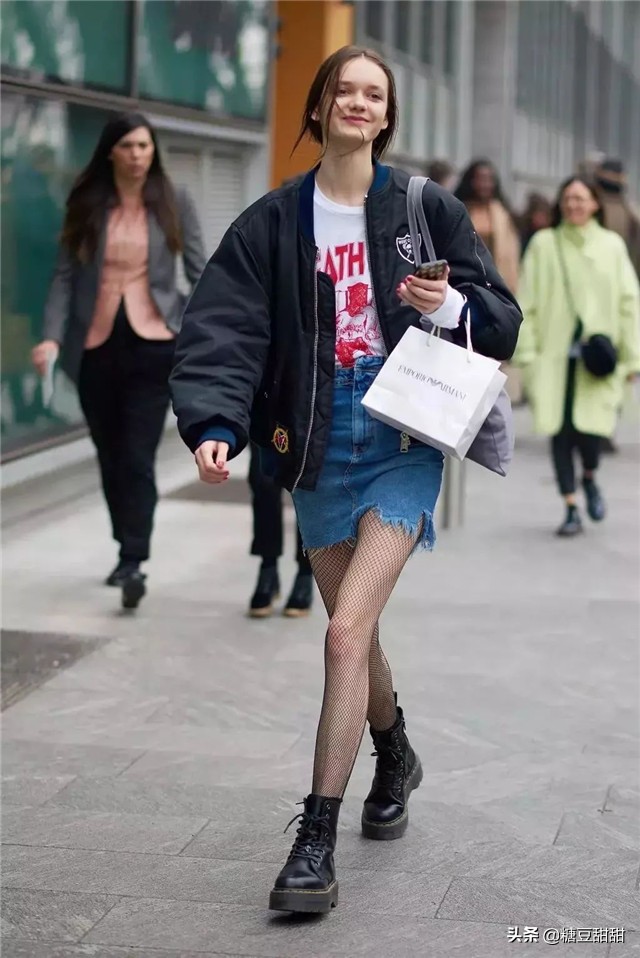 今年流行马丁靴还是老爹鞋,有品位的女人该放弃羽绒服了