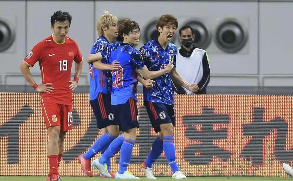 国足李铁赛后发言,国足主帅李铁亮相赞扬武磊