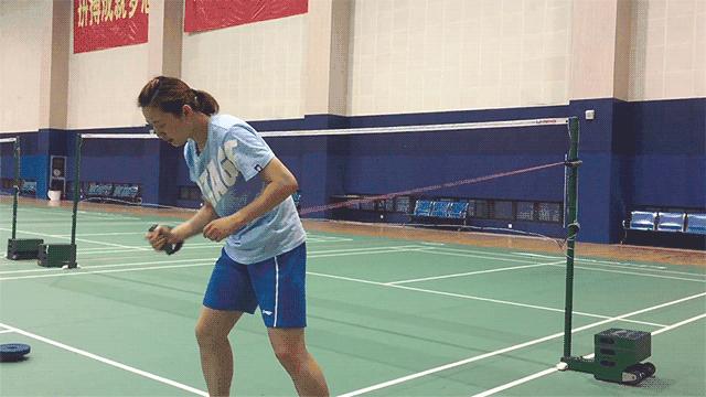 正确打羽毛球手势,一个人怎么练羽毛球手法