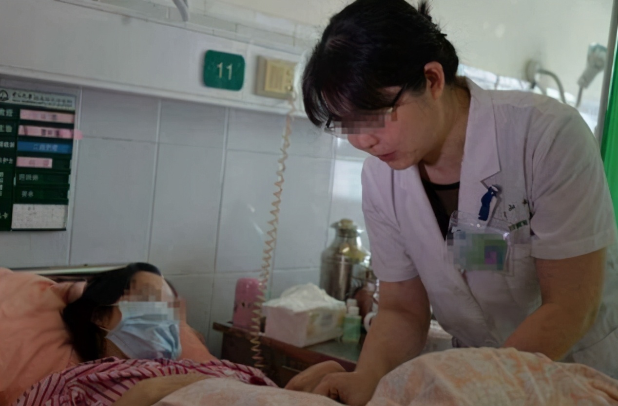 胎儿胎动一直踢肚子两侧,每次胎动都感觉在使劲踢