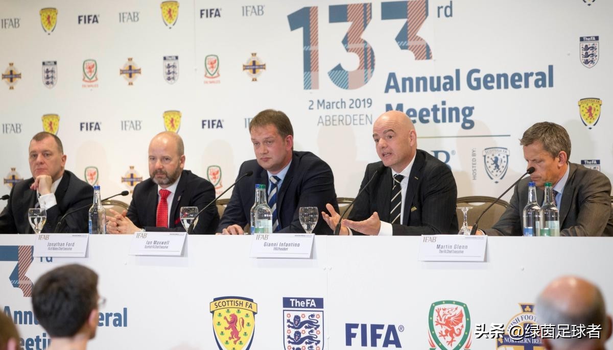 足球比赛点球判罚规则,足球比赛规则大全守门员违例