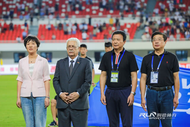 足球万人欢呼现场,足球比赛全场轰动