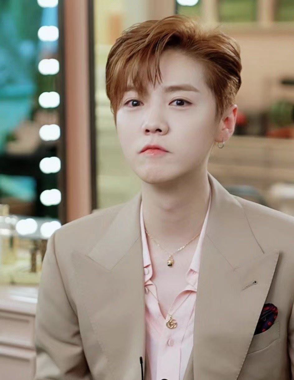 关晓彤惊艳写真照黄色礼服,关晓彤红裙惊艳写真