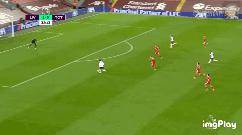 他是足球场的激情四射战术大师，又是足坛的表情帝