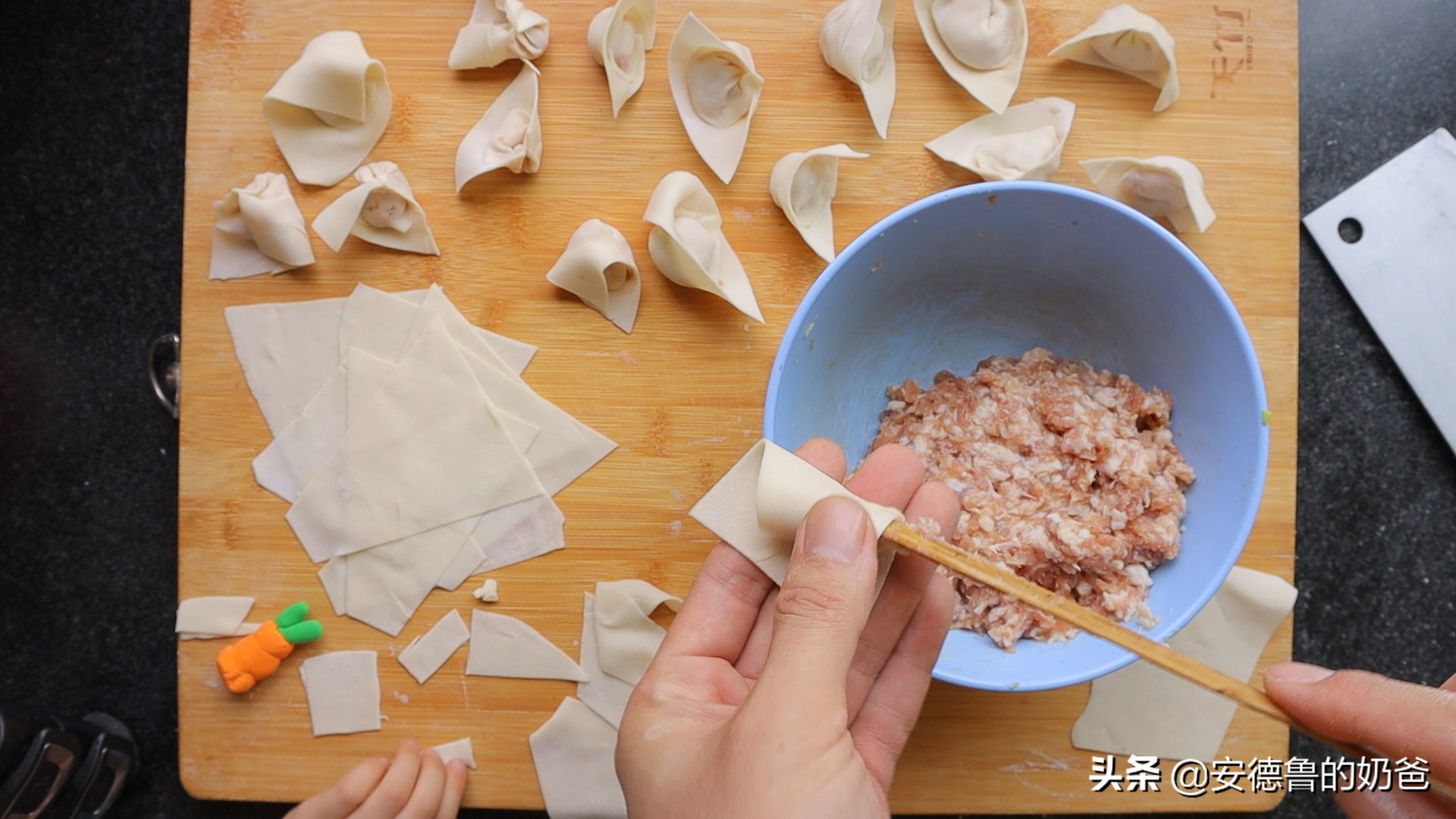 奶爸在家带着娃做馄饨现包现煮真材实料小朋友吃了一大碗