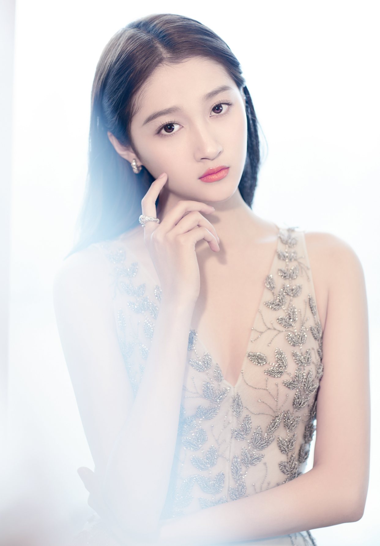 关晓彤晒侧身照一身黑色很低调,关晓彤照片黑色纱裙