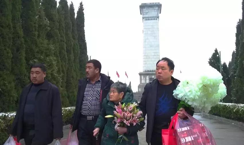 寻找烈士后人！骑着高头大马的军官，终于找到你！
