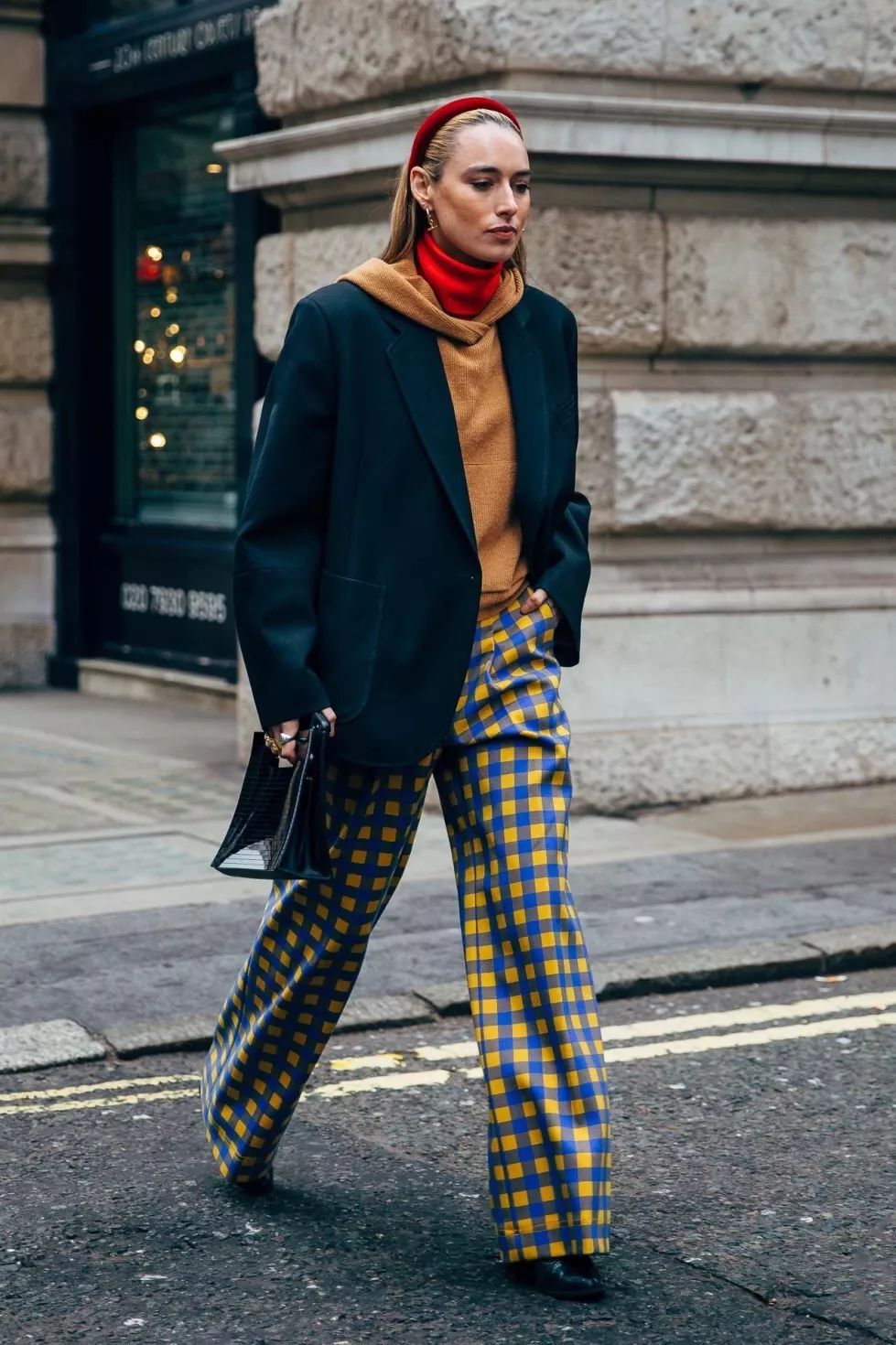 卫衣里的打底衫叠穿推荐,连帽卫衣与圆领毛衣的基础感穿搭