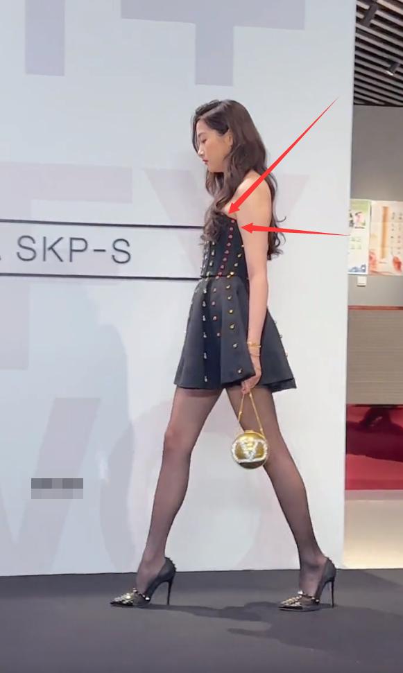 关晓彤未理电影差评风波，穿黑丝火辣又撩人，生图被赞人间富贵花