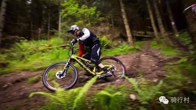 在长下坡路段控制车速最安全做法,下坡请关注小技巧