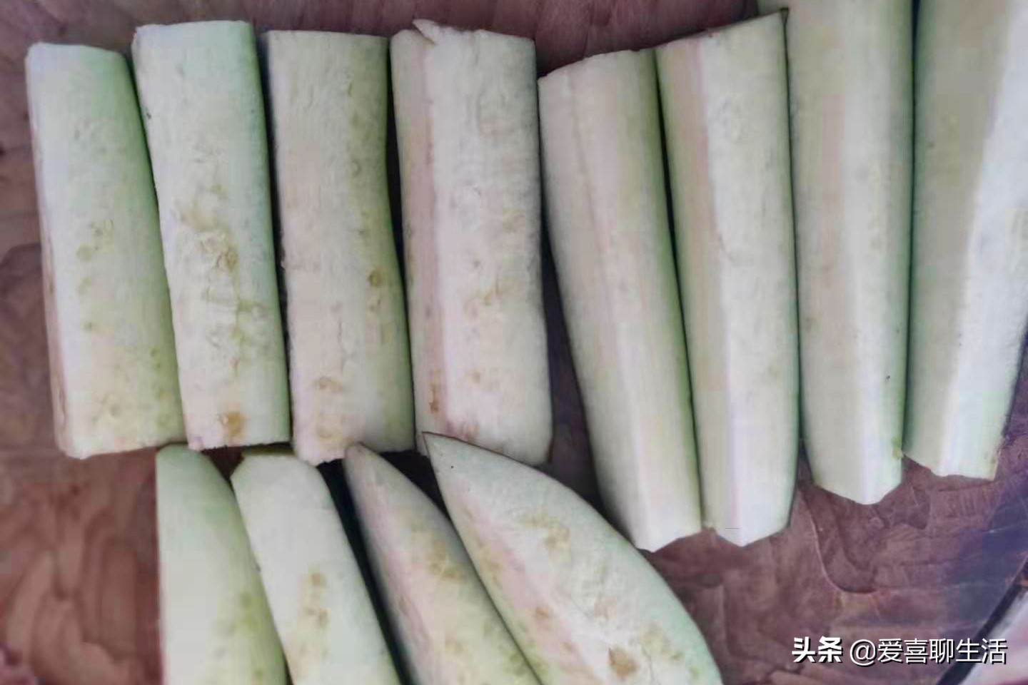 这两种食材一个脆爽一个软烂，一蒸一拌5分钟出锅，常吃对身体好