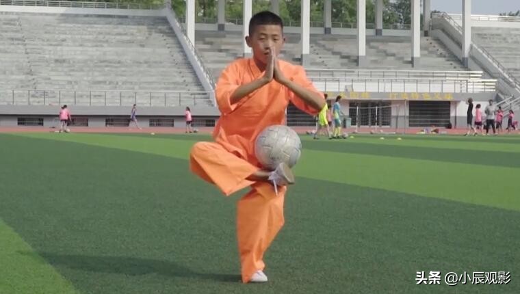 周星驰少林足球招牌动作,少林足球队周星驰演的完整版