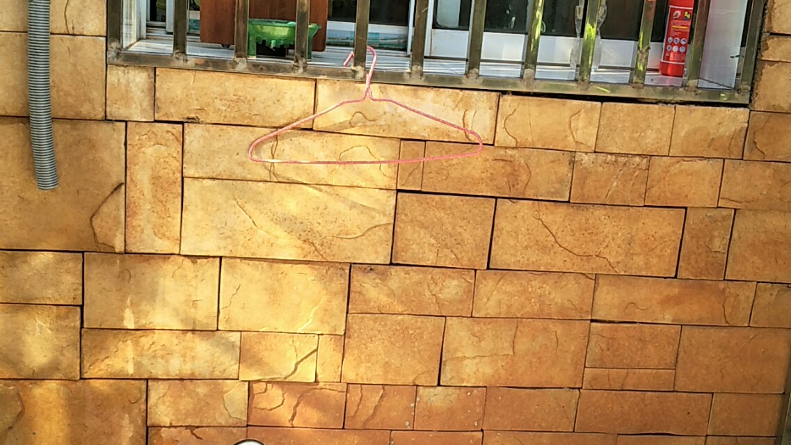 空调管漏水导致墙壁受潮怎样处理,空调排水管露在墙壁怎么办