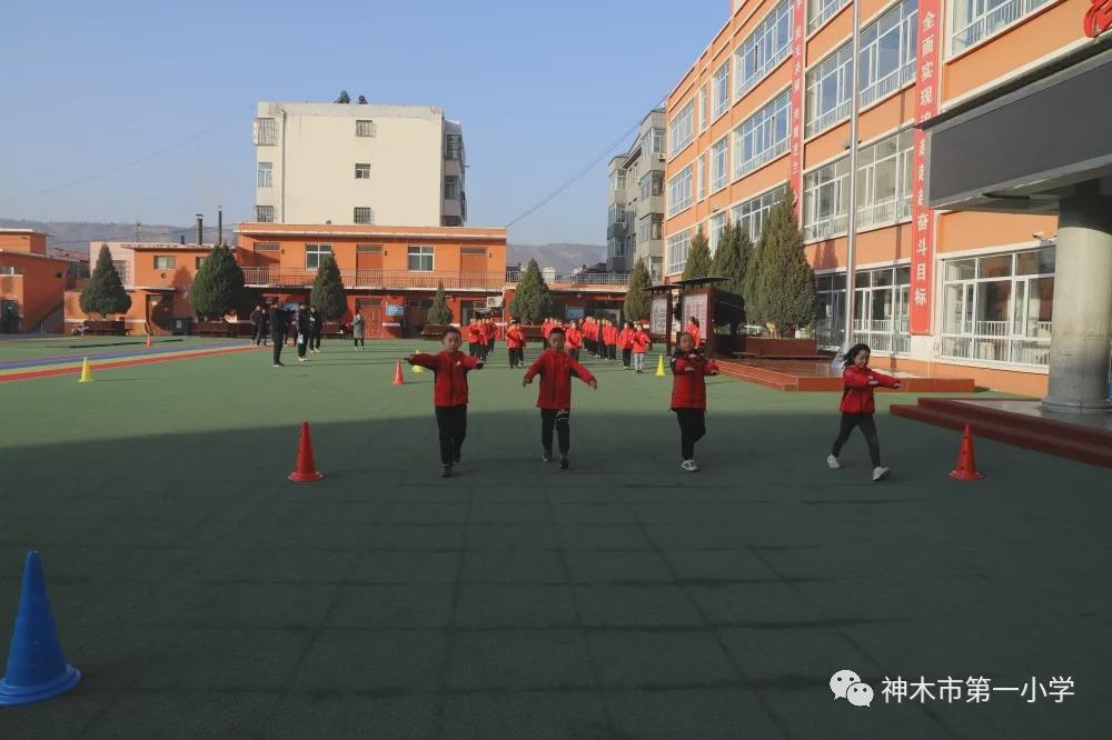 神木第一小学拔河比赛,小学体育优质课简报