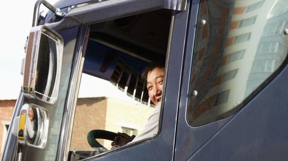 物流老板欠司机运输钱不给怎么办,物流欠我运费1700块钱怎么拿回