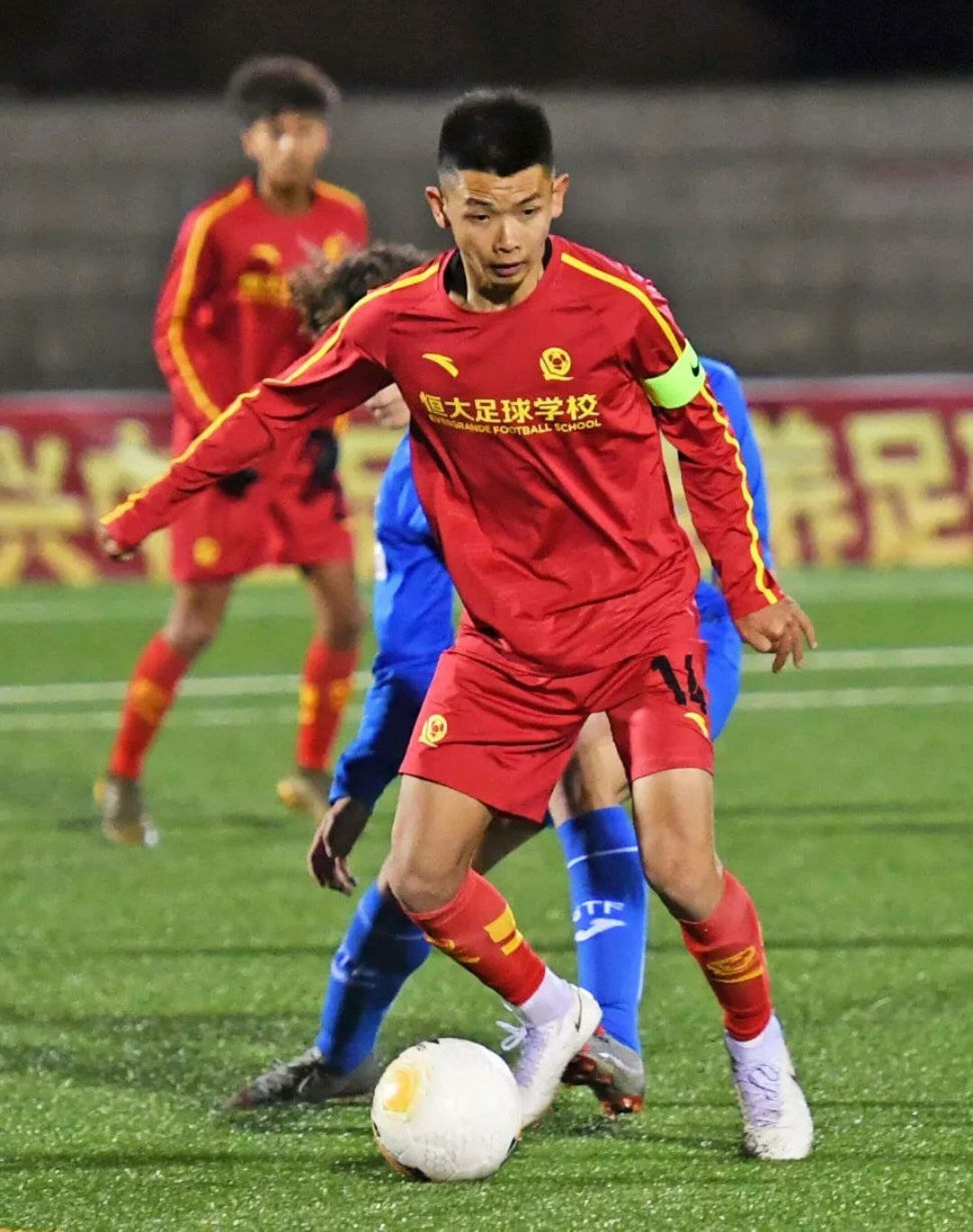 许家印马德里探班青训小球员,许家印马德里足球青训