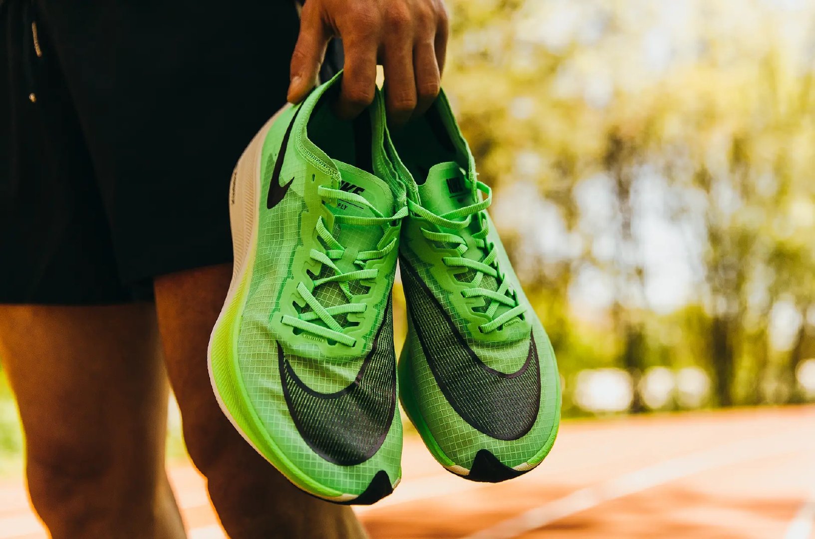 耐克男士超跑跑鞋,nike全新款2000块钱