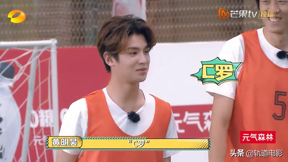 元气满满的哥哥杨洋踢球,元气满满的哥哥杨洋猜谜名场面