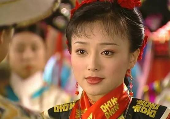 冻龄女神秦岚蕙质兰心气质出众,秦岚的穿搭一直都是独树一帜