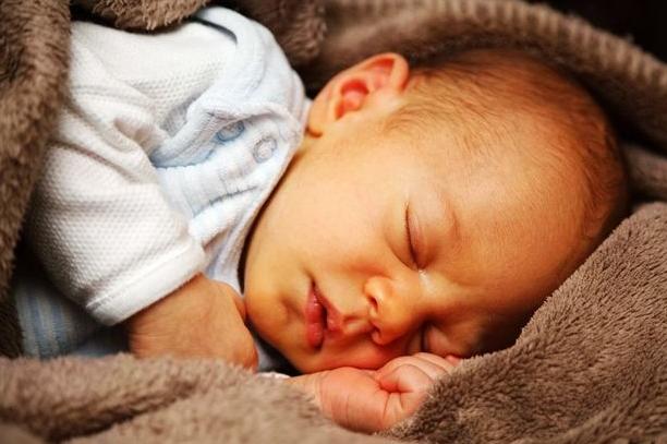 头发干枯毛躁怎么保养缺啥维生素,头发发黄什么原因该补什么维生素