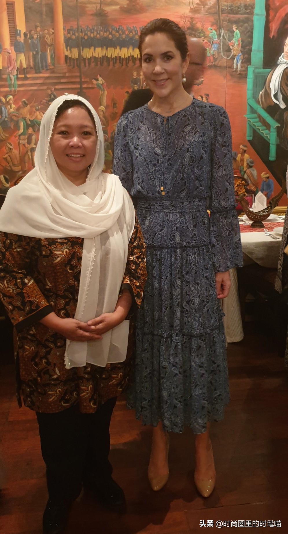 戴安娜王妃冬季百褶裙穿搭,玛丽王妃红色裙子图片