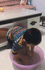 开心一刻：妹子身上的彩绘很逼真