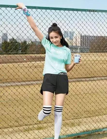 漫画腿很爽很撩人，张天爱下场教学：其实你也hold得住