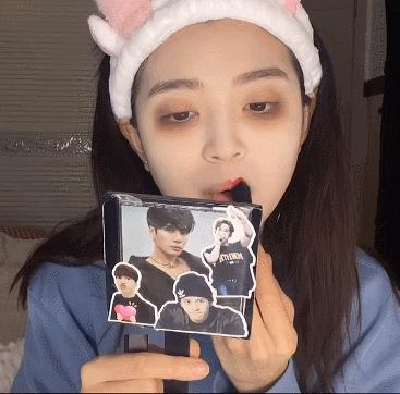 这样拍照发朋友圈的女生，也太“婊”了