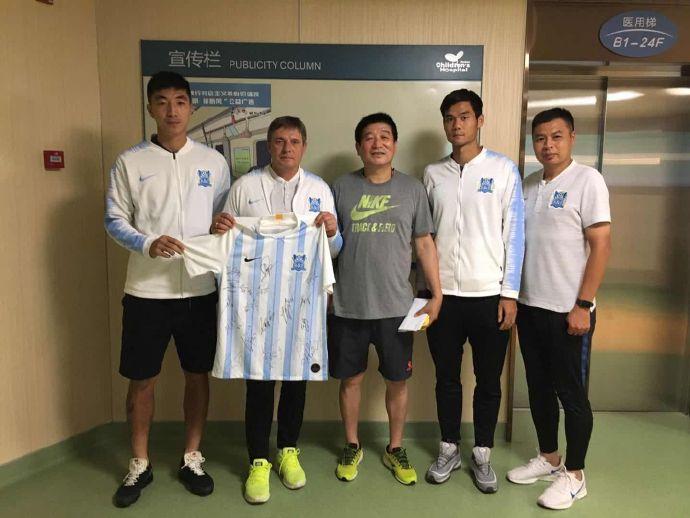 足坛首位为中国捐款的球员,足坛第一位向中国捐款的球星