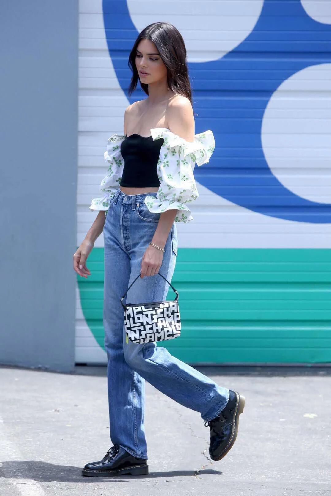 肯豆詹娜凸显身材,肯豆詹娜黑色镂空开叉肚脐长裙