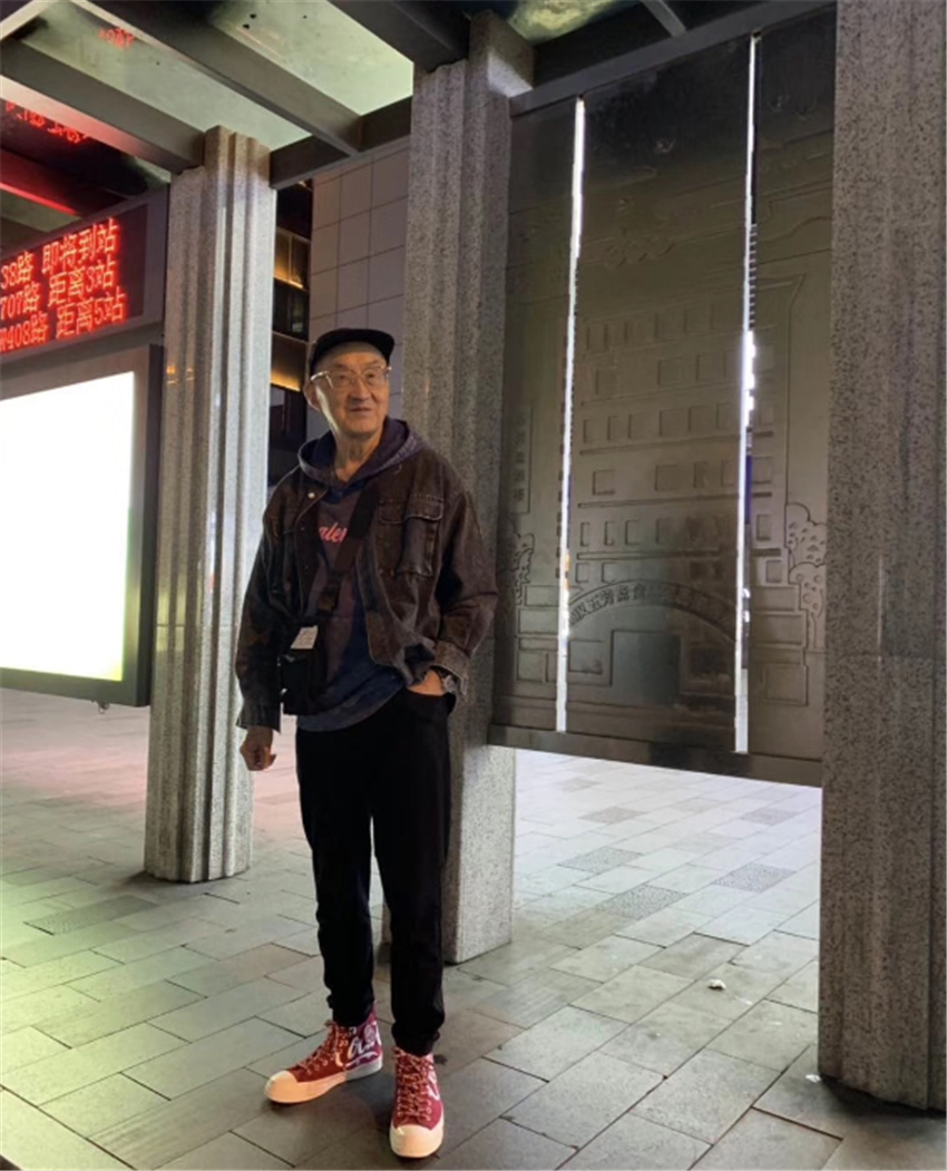 82岁爷爷穿粉色AJ上街，一身马卡龙配色，和孙子同款真时尚