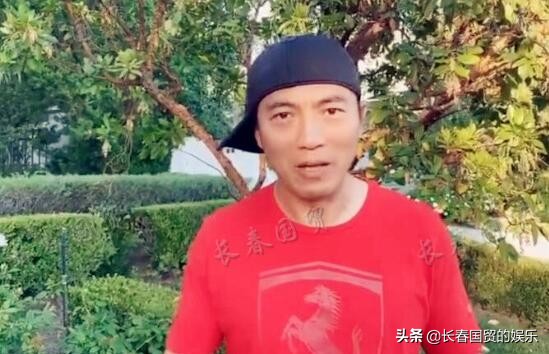 52岁黄健翔近照曝光，昔日央视名嘴如今变这样了