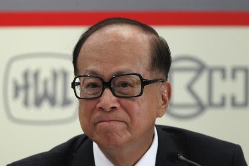 92岁李嘉诚坐11个小时飞机，只为买回84箱口罩，一个不留全部捐出