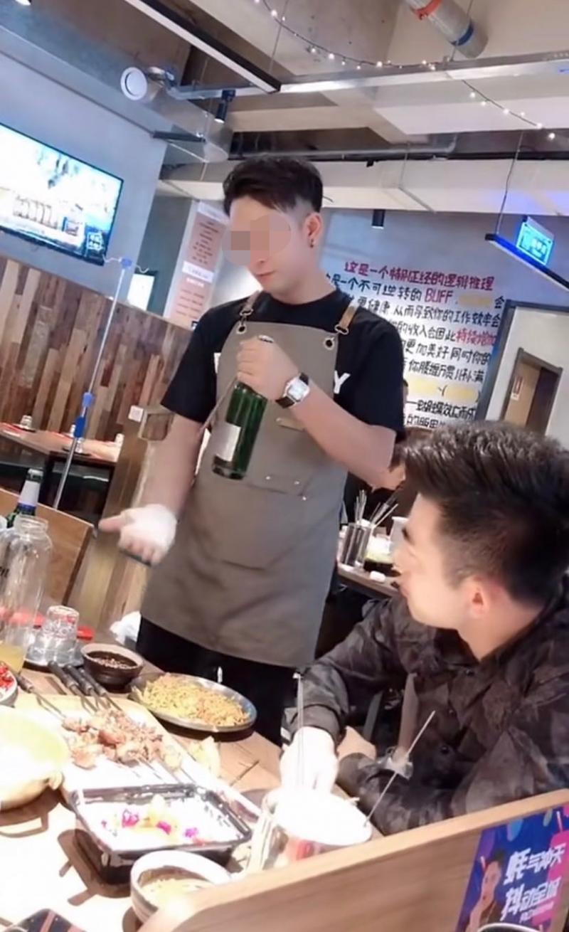 筷子开酒瓶视频火爆多人因模仿被扎伤手掌医生提醒存危险