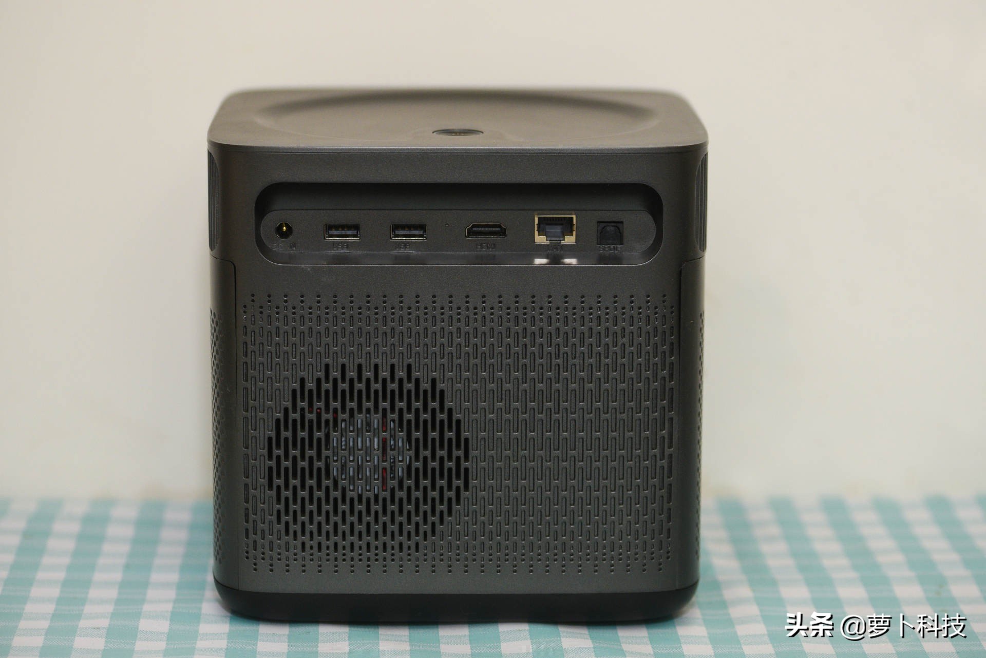 家用投影评测大眼橙,极米z8x用什么投影幕布比较好