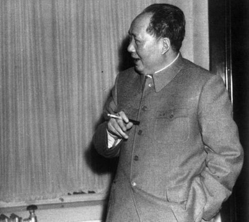 毛主席和群众一起抽旱烟，压力大时一天50根，革命告捷后戒掉没？