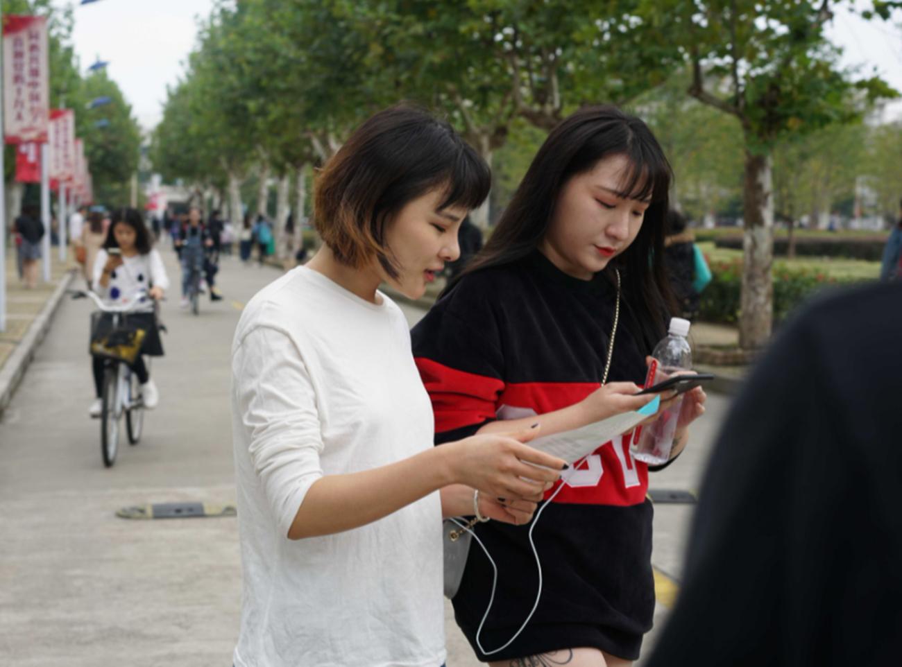 贫困生穿名牌领助学金校方回应,贫困生用助学金买3000块的鞋