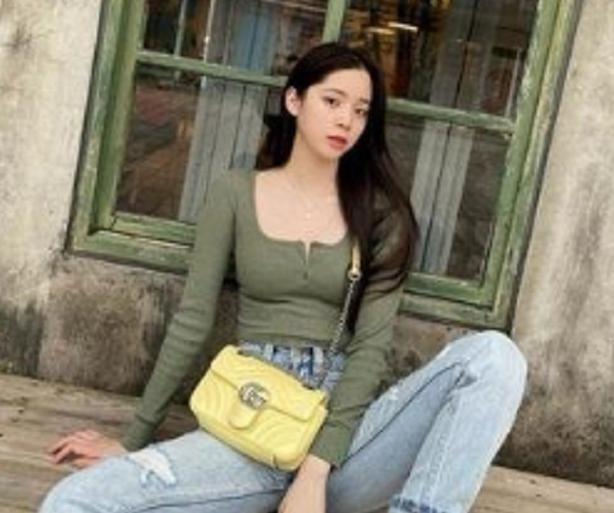 欧阳娜娜和戚薇出席活动，站姿暴露：“少女胯”和“妇女胯”差别
