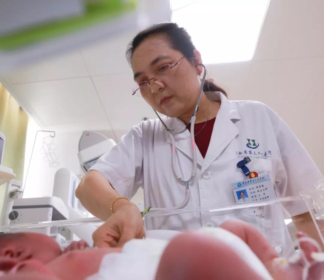 危重新生儿救治中心成功视频,医院新生儿重症