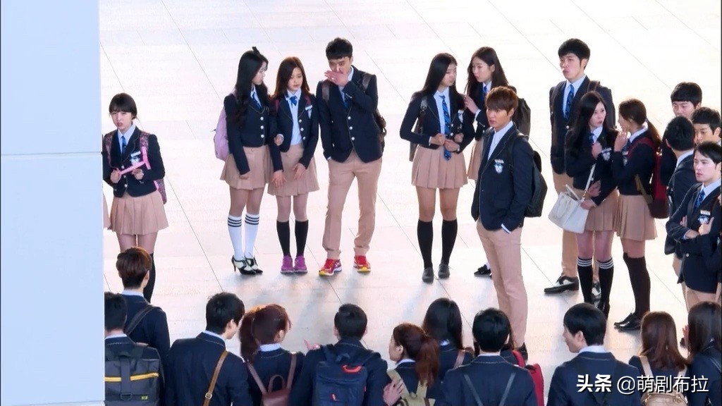 他来了，他来了，他骑着白马奔来了～