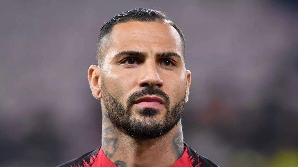 他拥有世上无与伦比的外脚背技术，比C罗更有天赋可是难有成就