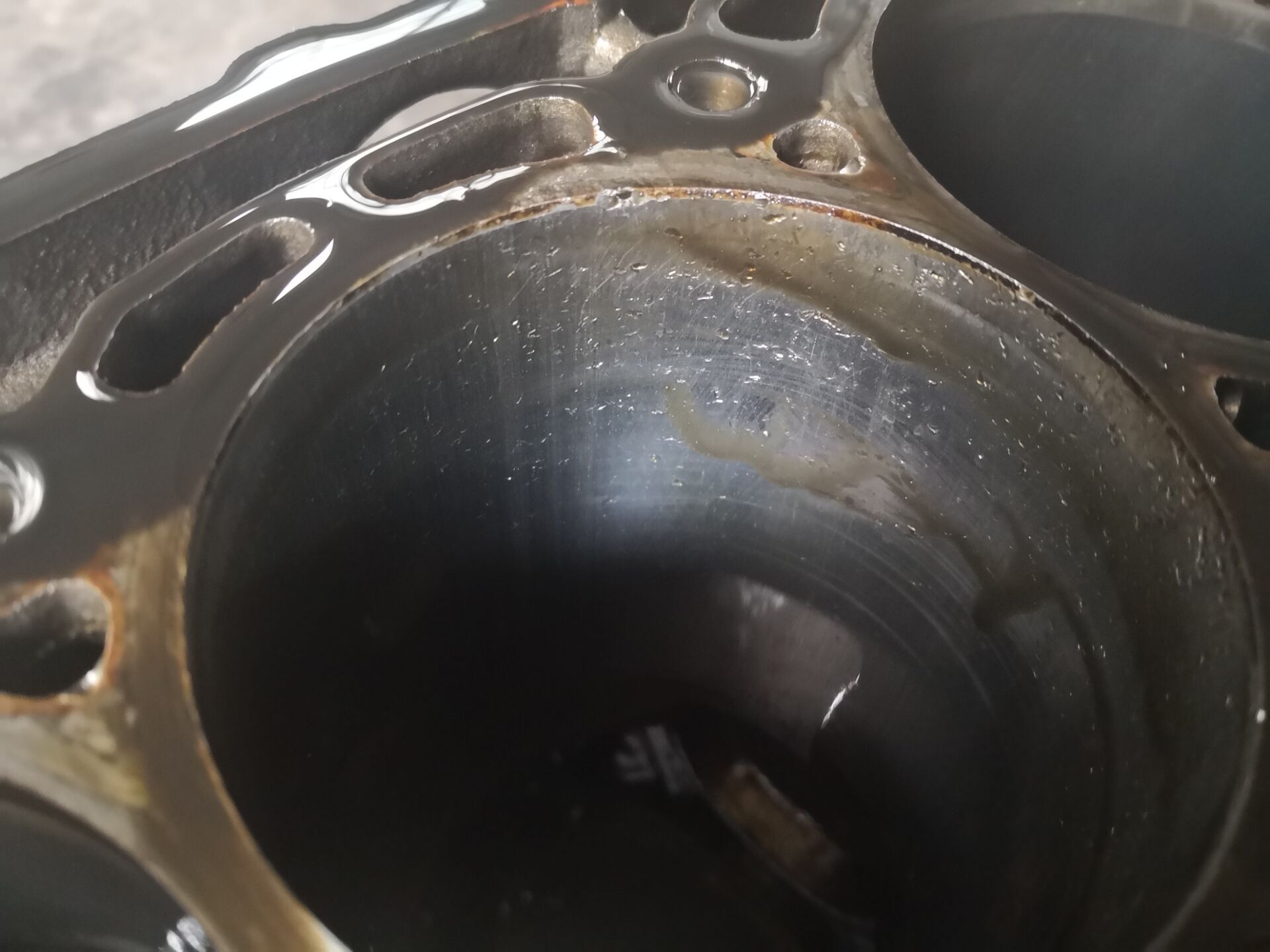 奥迪a4l严重烧机油怎么解决,奥迪a4l缸盖三通刚换过还是漏水