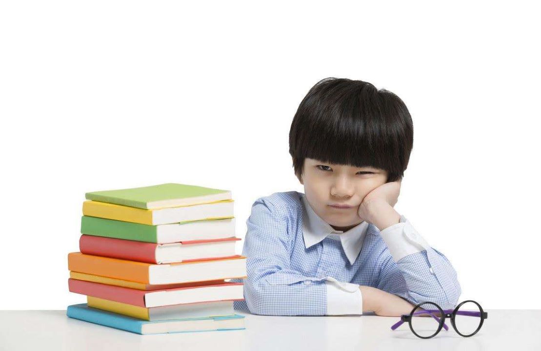 儿童玩手机黑眼珠消失视频,男孩玩手机出现黑眼圈