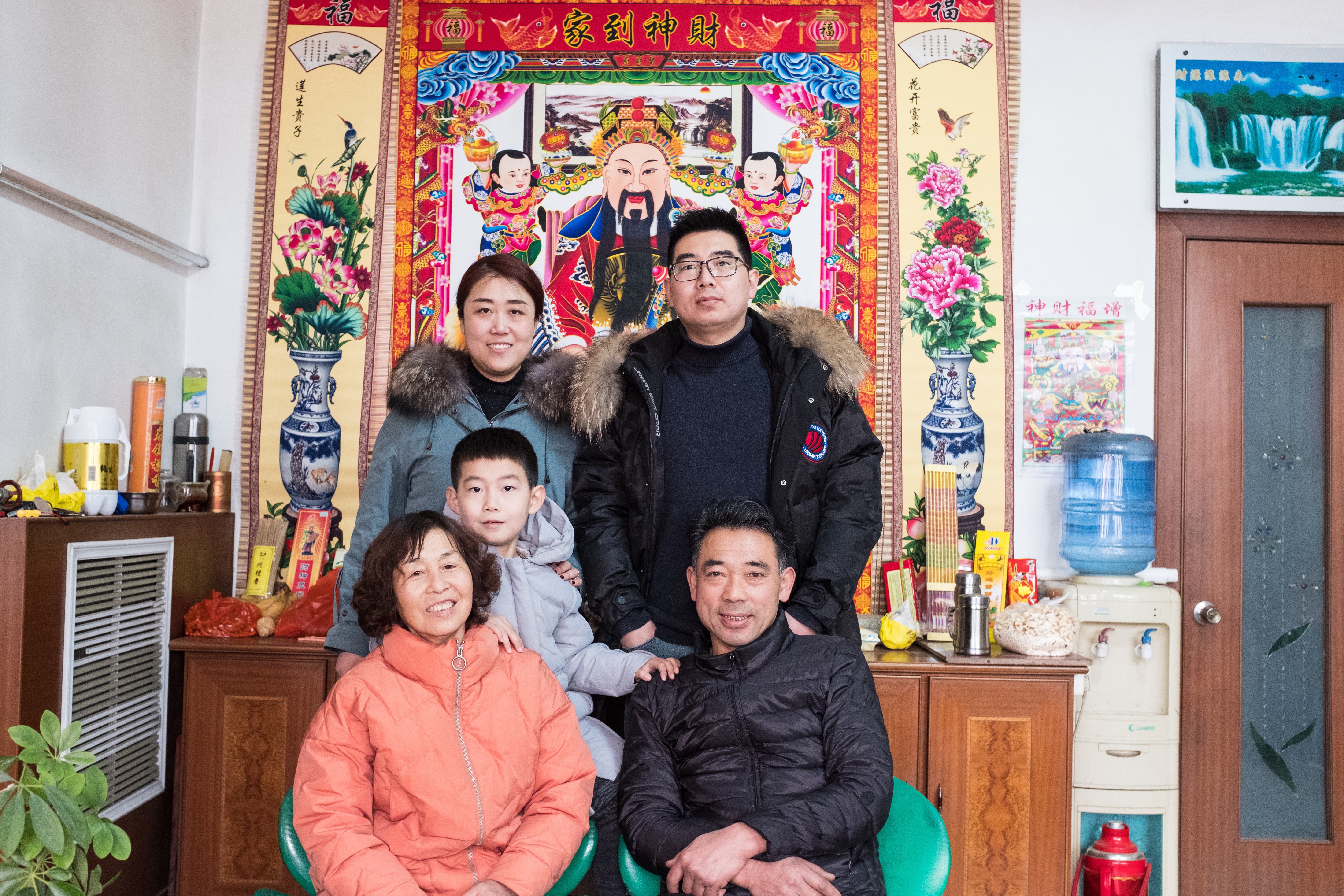 母女俩异地上学父亲留守,农村父母的真实故事图片