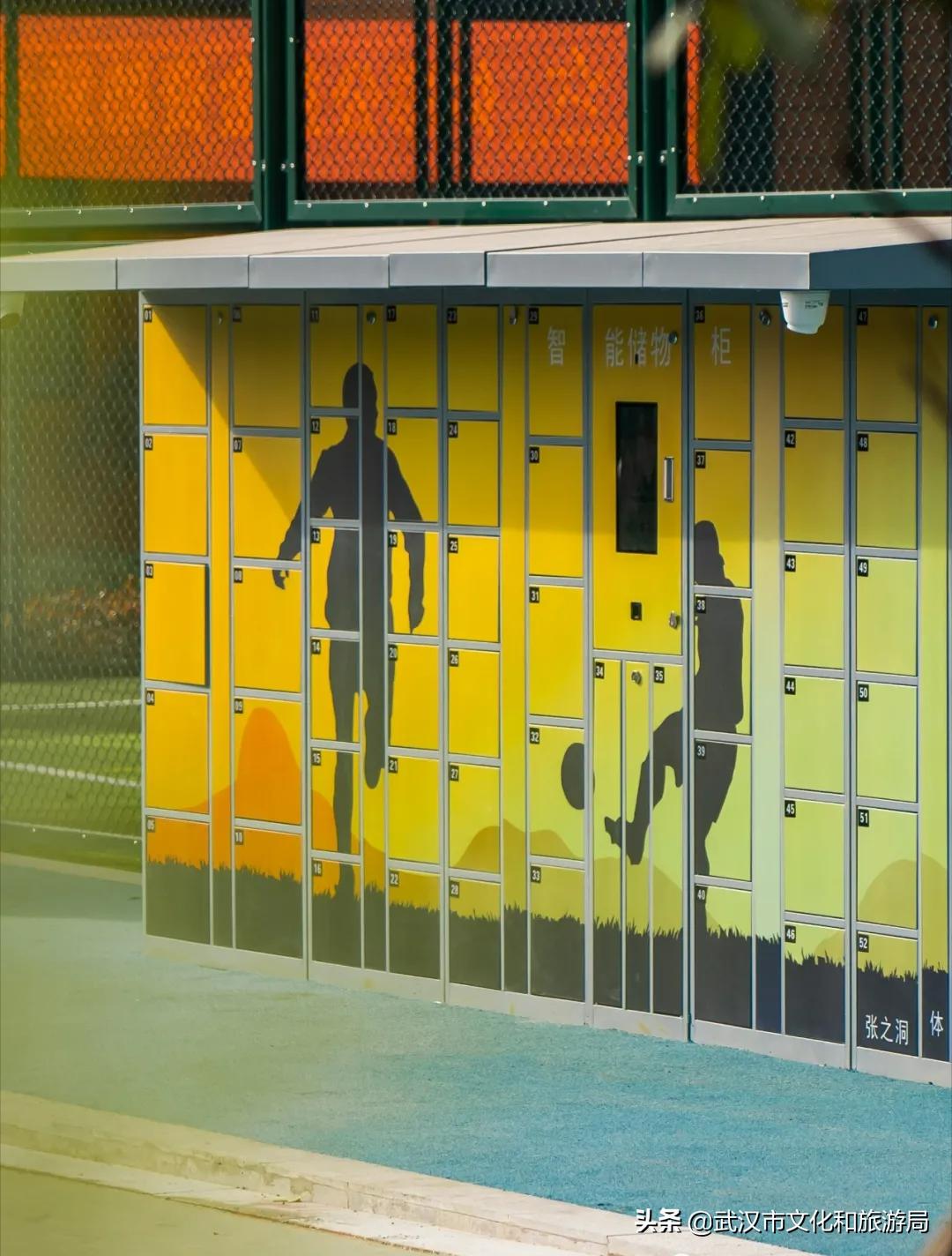 骑车给手机充电,武汉街头给手机充电路灯