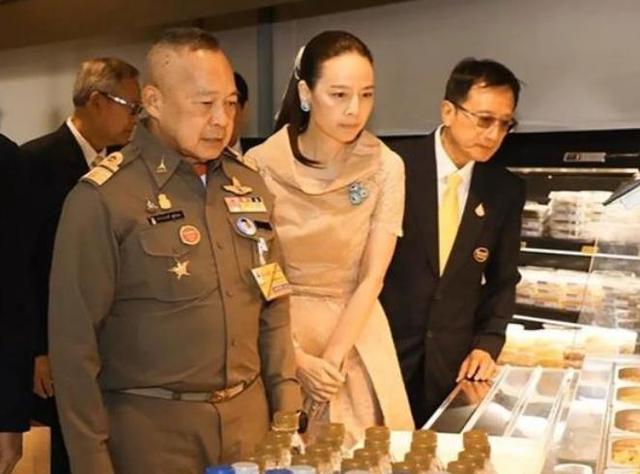 泰国女首富伍伦盼足球,泰国女足总经理伍伦盼写真