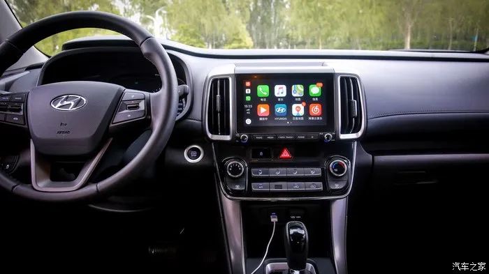 走稳重路线,北京现代ix35路上行驶视频