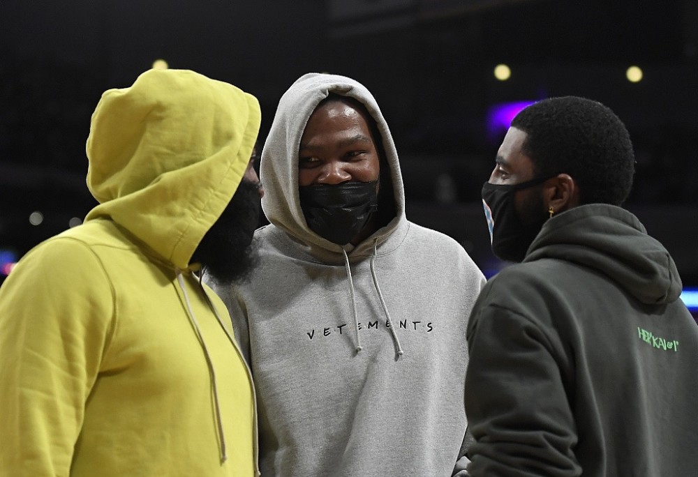 霍华德肘击夏普一级恶意犯规，哈登趁热打铁送霍华德6犯离场