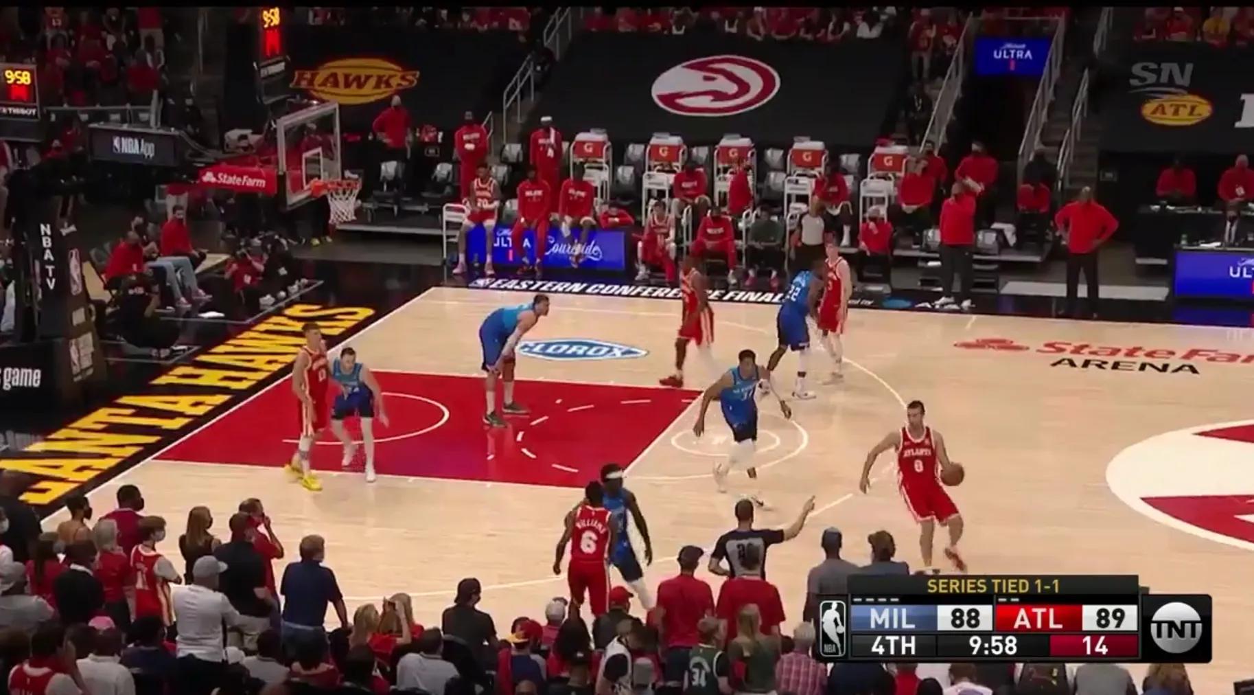 特雷杨东决g3,雄鹿vs老鹰g3特雷杨被垫脚